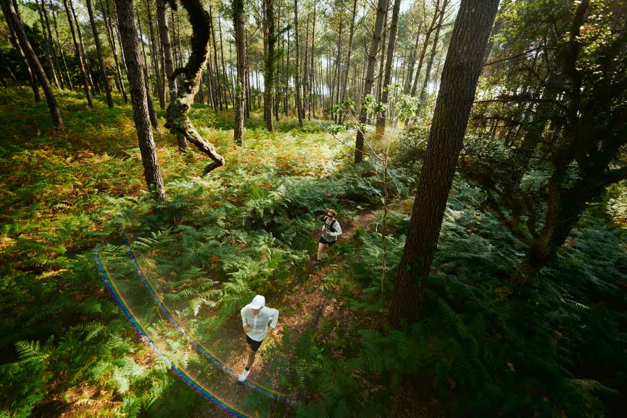 En kvinne går på en sti ute i norsk natur