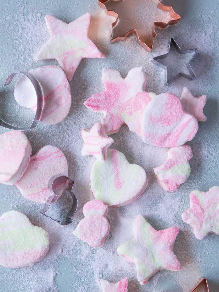 Marshmallows kuttet ut som stjerner og hjerter, i rosa og hvitt - liggende på bord