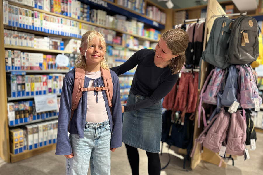 Den første skolesekken er en stor milepæl. På Oasen Storsenter får du hjelp av eksperter til å finne og tilpasse riktig sekk for en trygg start.