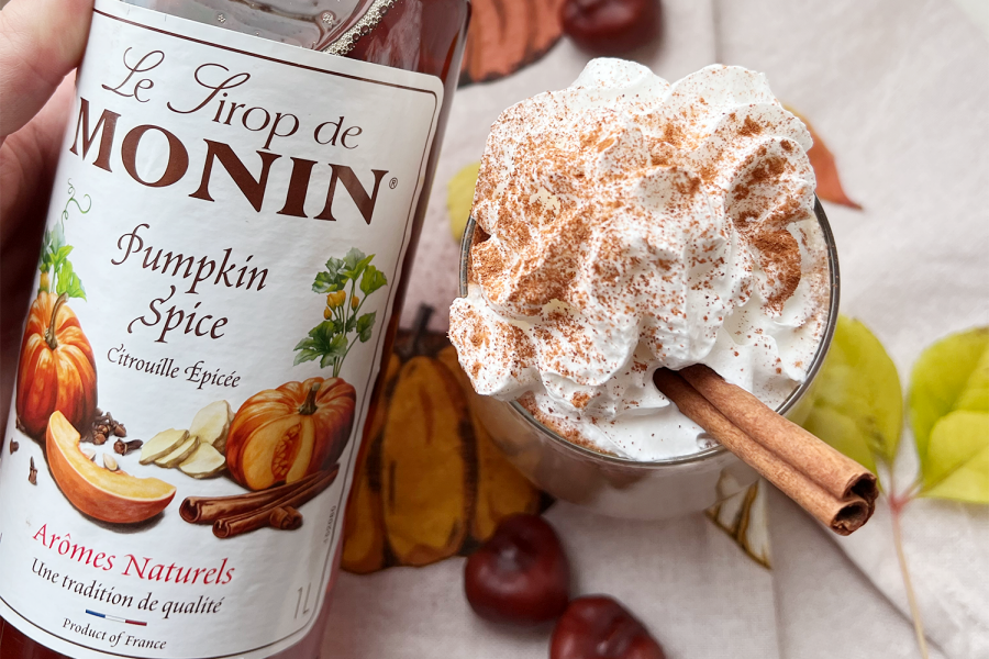 Sammen med høsten kommer sesongen for god og varm drikke. Sjekk ut vår fantastiske oppskrift på hjemmelaget Pumpkin Spice Latte! Den perfekte høstdrikken.