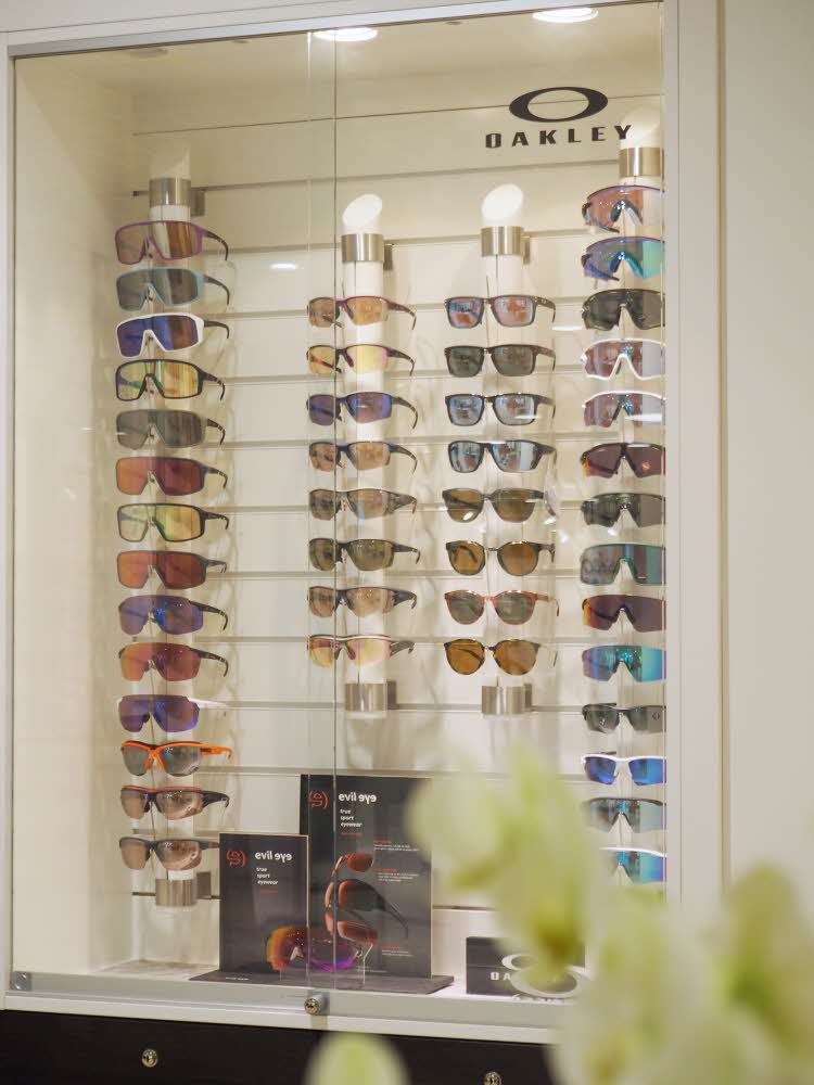 skap fullt av sportsbriller fra Oakley