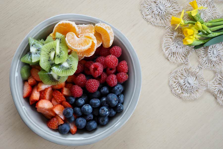 flatlay-bilde av skål med frukt og bær
