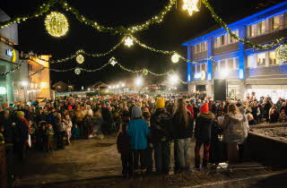 Gågate fylt med folk og julelys