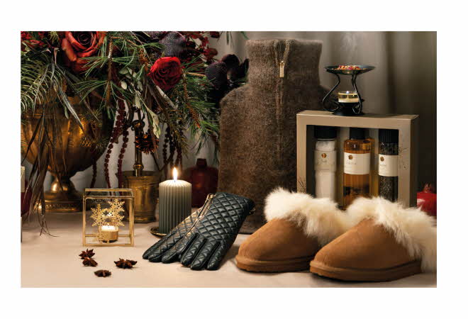 En hals av ull med glidelås, et par skinnhansker, tøfler, og et sett med oljer og salt.