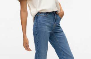 En dame med jeans og hvit top