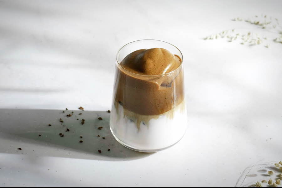 Dalgona kaffe i gjennomsiktig glass