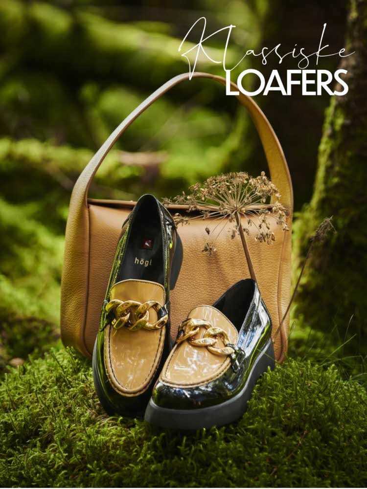 Klassiske loafers og veske i naturen.