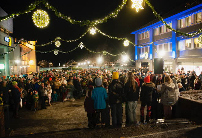 Gågate fylt med folk og julelys