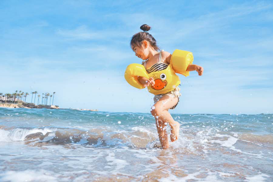 Skal du på strandferie med barn er det en del nødvendigheter som må være med i kofferten. Men husk også å lage plass til det du føler deg ekstra fin i!  

