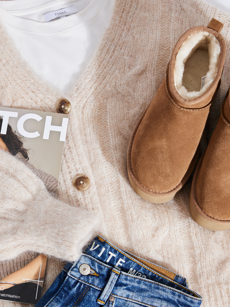 Ullgenser, bukse og uggs på et gulv