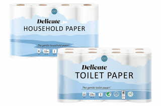 To pakker med husholdnings- og toalettpapir fra merket Delicate.