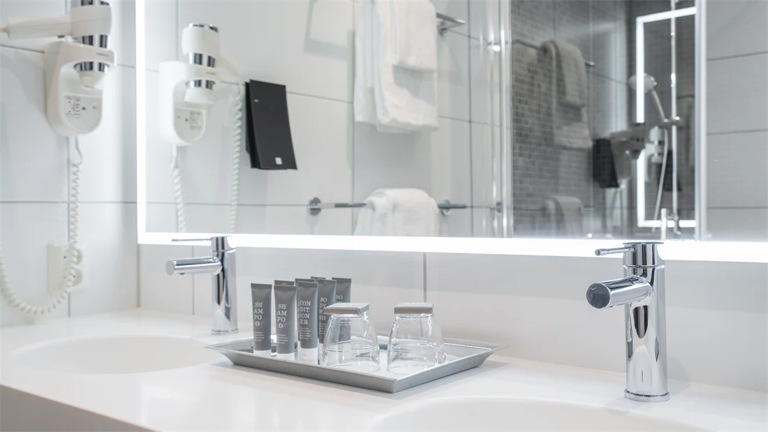 Vask med badeartikler i standard rom på Thon Hotel Storo