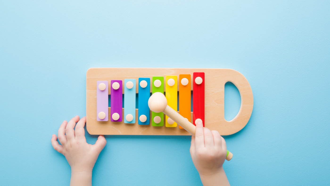 baby spiller musikk på xylofon