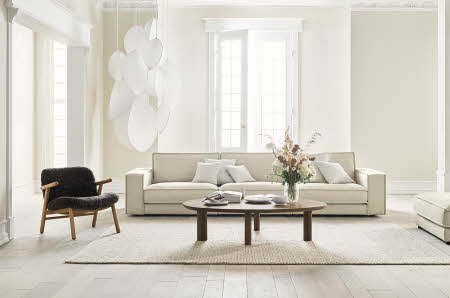 lys stue med stor hvit sofa