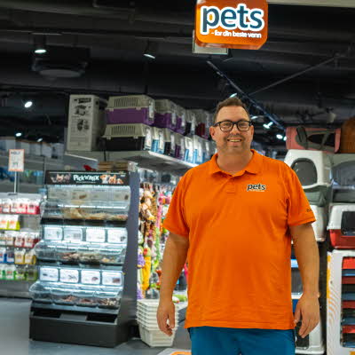 Butikksjef foran Pets