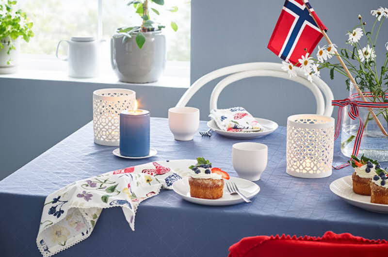 Dekket bord til 17. mai, blå duk, telys og tallerken
