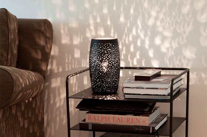 Lampe på sidebord med bøker