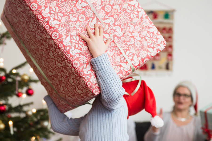 Å kjøpe julegave til besteforeldre kan være en vanskelig oppgave for mange. Med disse tipsene blir julegaveshoppingen til bestemor og bestefar litt enklere. 