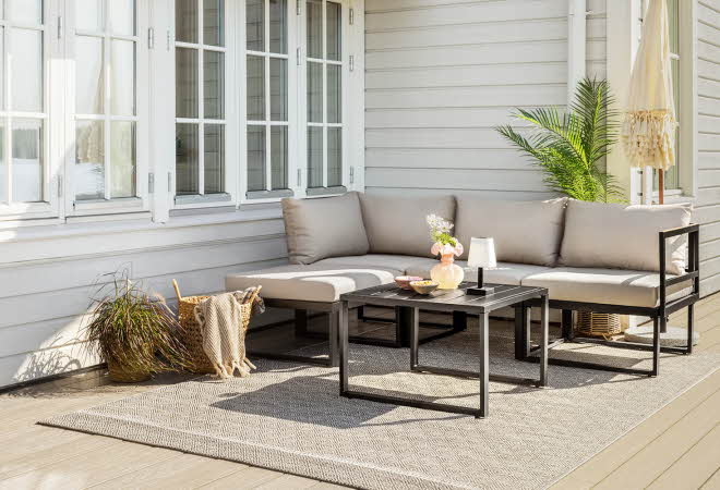Et Verona loungesett ute på en veranda