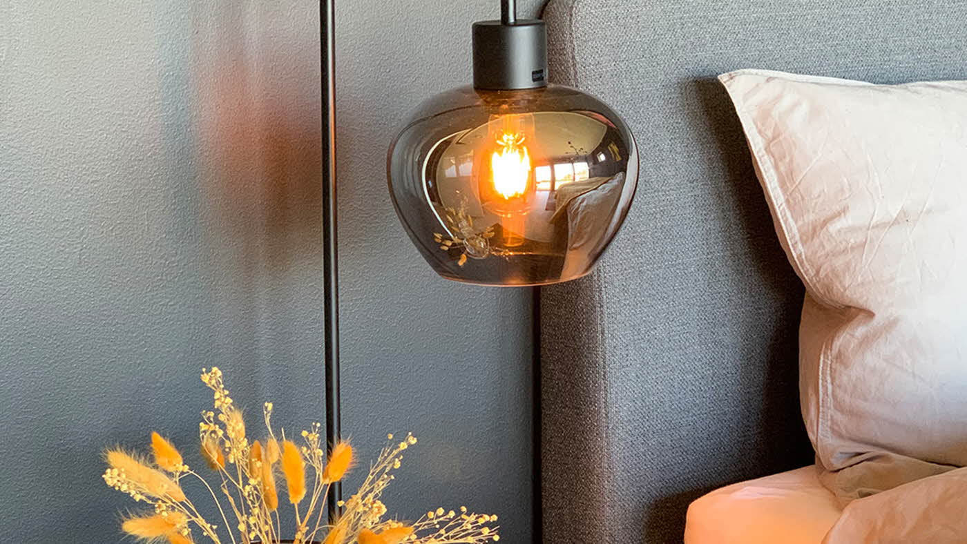 nattbordlampe ved en seng