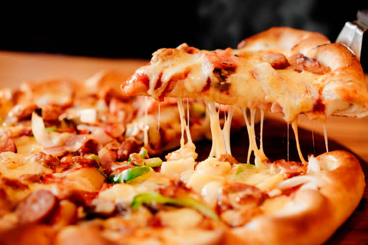 Pizza med ost, pølse og paprika