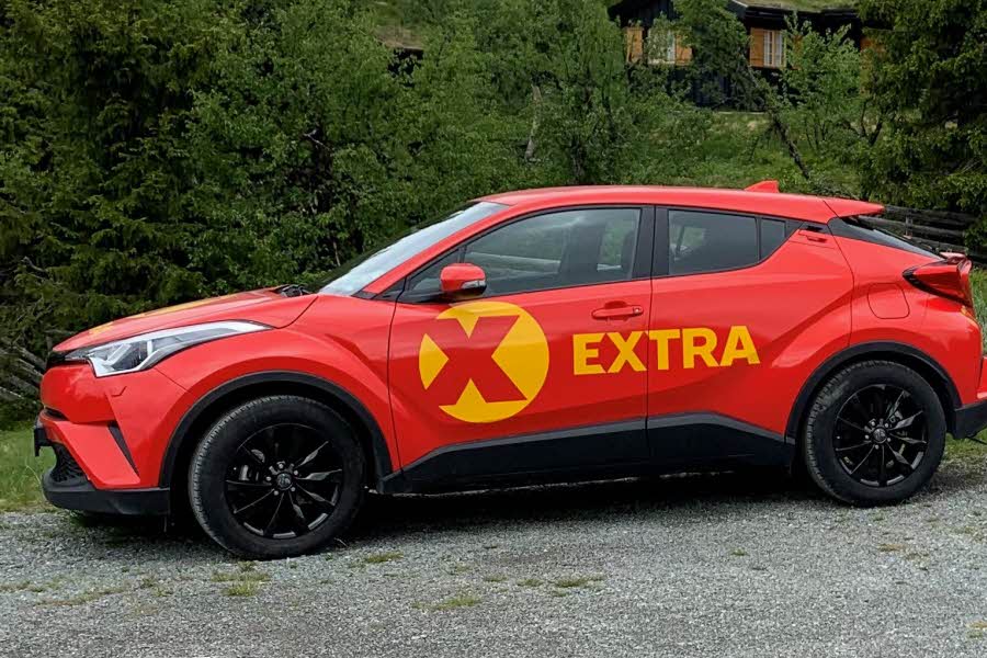 bil med extra logo