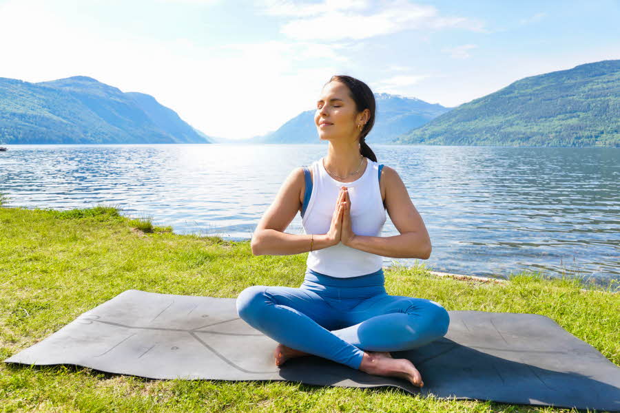 Pust inn, pust ut... I høstens TREND-kampanje kan du la deg inspirere av disse enkle yogaøvelsene som gjør godt for både kropp og sinn – selv for nybegynneren.