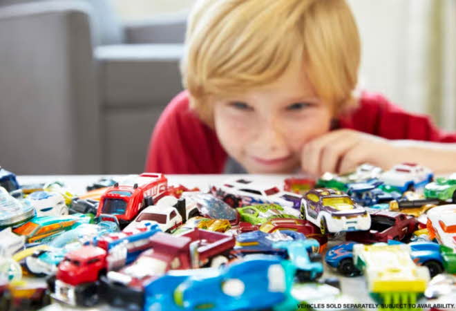 bilde av ett barn som leker med lego