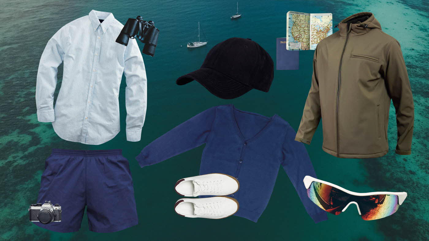 Collage med hav, hvit skjorte, blå shorts, båt, caps, raske briller, vindjakke, kart, pass, kamera, sneakers.