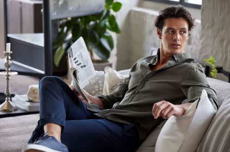 Mann i sofa i Lexington stil