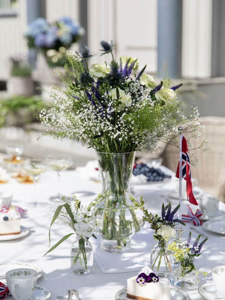 Tildekket bord med blomster