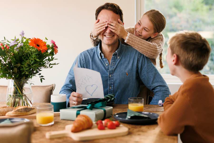 Far og to sønner sammen ved frokostbordet