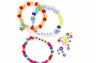 armbånd med perler og bokstavperler