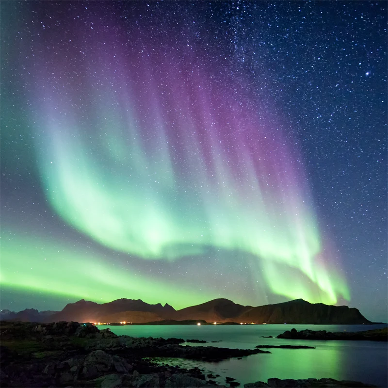 Vakkert nordlyts over fjord