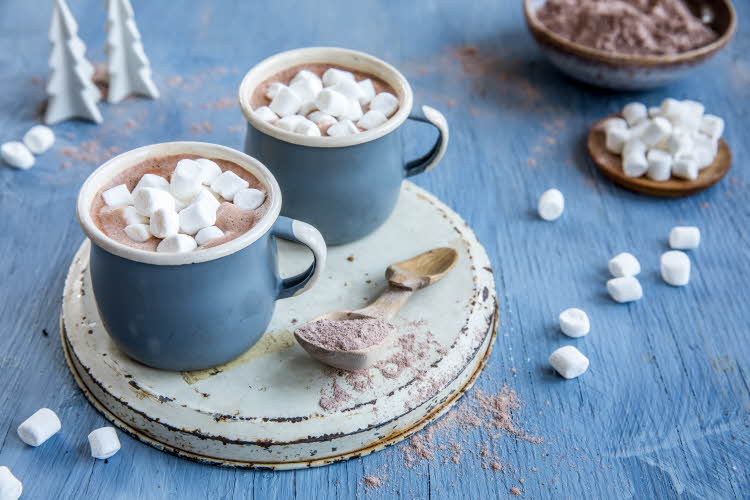 To kopper med kakao og mashmallows på et fat