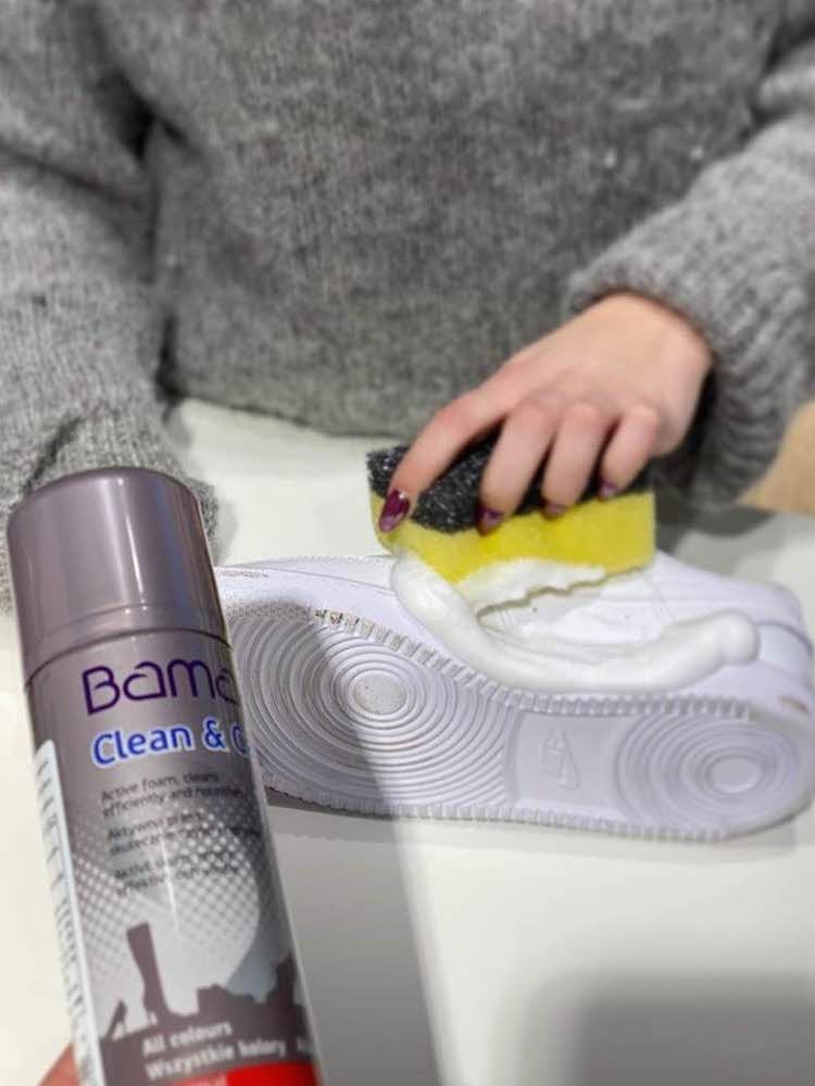 En dame som vasker skoen sin med Bama Clean & Care Bama Sport Whitener produktbilde
