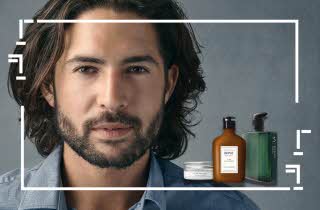 Mann og 3  hårprodukter