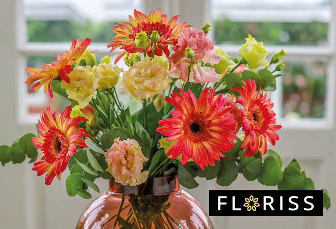 En bukett med blomster som står i en vase