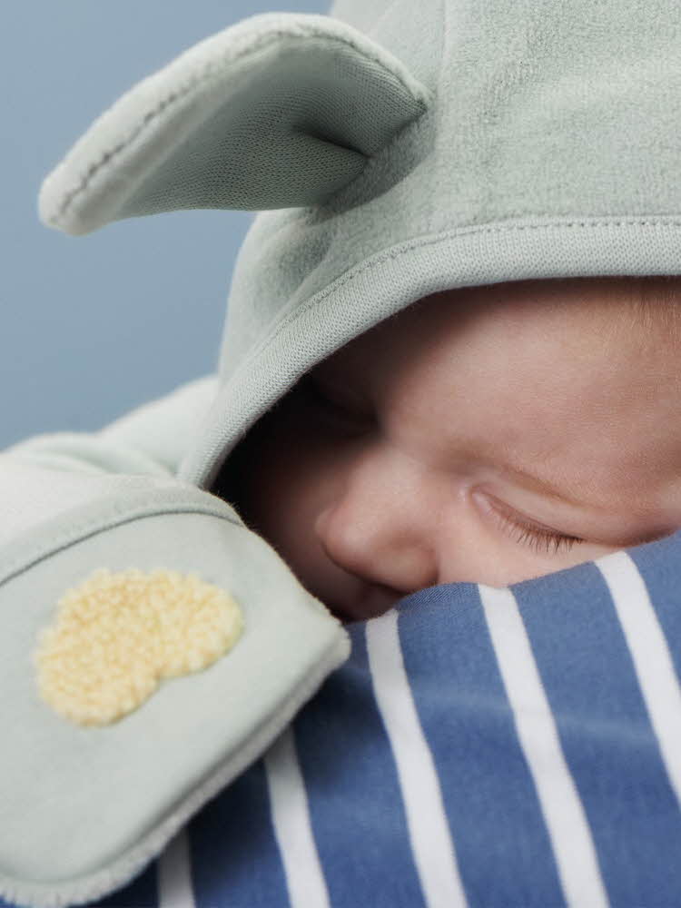 Baby med varme klær
