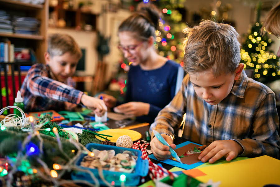 Mor og sønner lager julekort