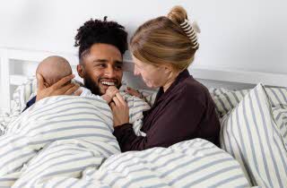 Par med baby i deilig sengetøy fra MYYK