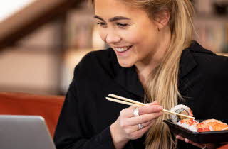 Student som spiser sushi fra Sabrura