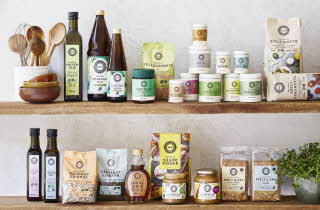 To hyller med ulike produkter fra Helios