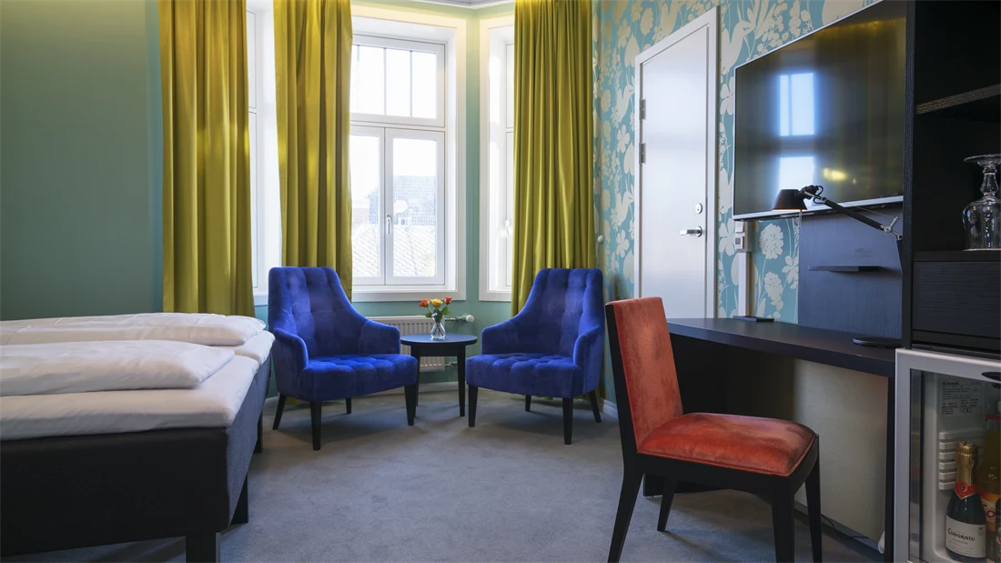 Skrivebord, TV og stoler i twin rom på Thon Hotel Nidaros