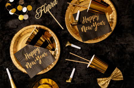 sort duk med gull papptallerken, pappkopp, party hat, servietter med "Happy New year"