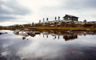 Flere mennesker som er på topptur og vandrer i fjellet på Skeikampen. Foto.