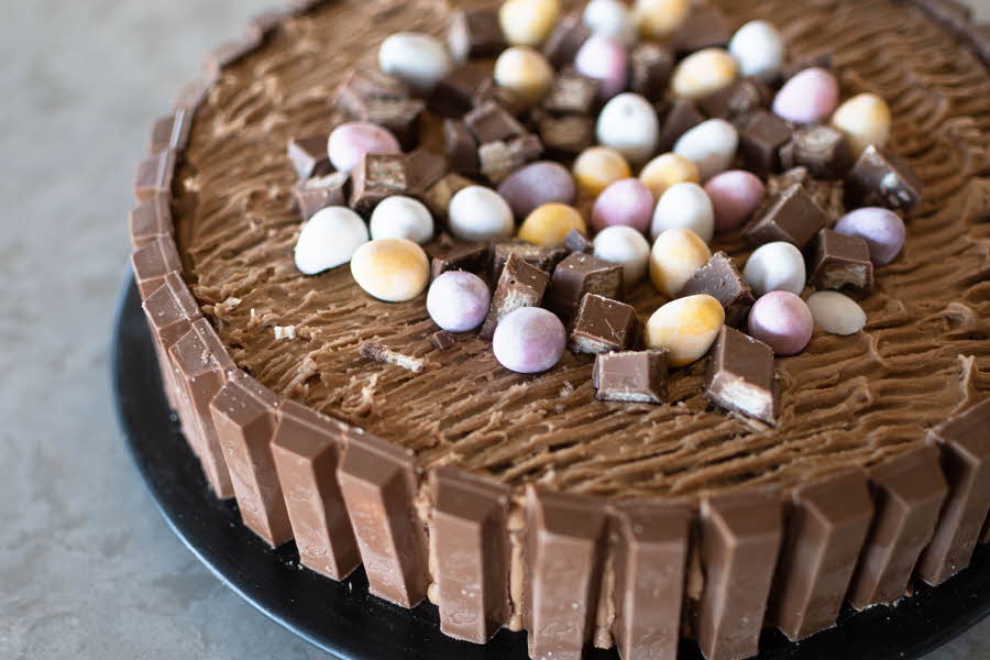 Hvem kan motstå en saftig sjokoladekake pyntet med tursjokoladen Kvikk Lunsj og alt du ønsker av påskegodis? Denne kaken vil imponere både i utseende og smak.