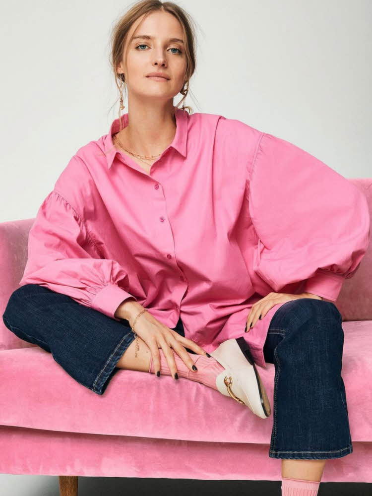 kvinnelig modell iført rosa skjorte