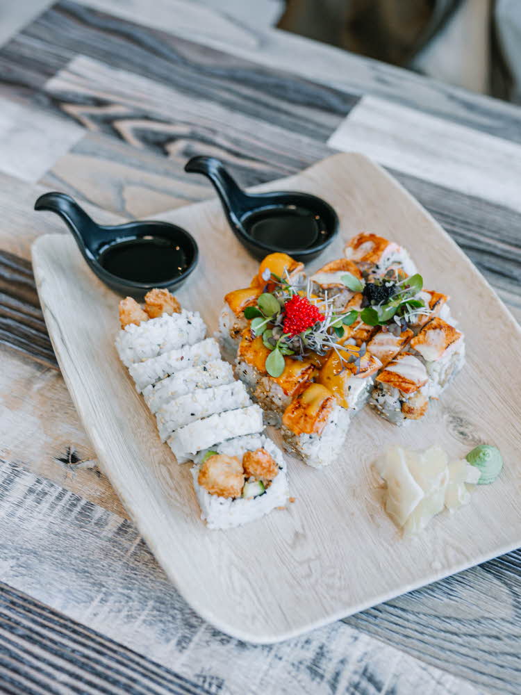 Sushi på fat Mat på bord Mat på bord