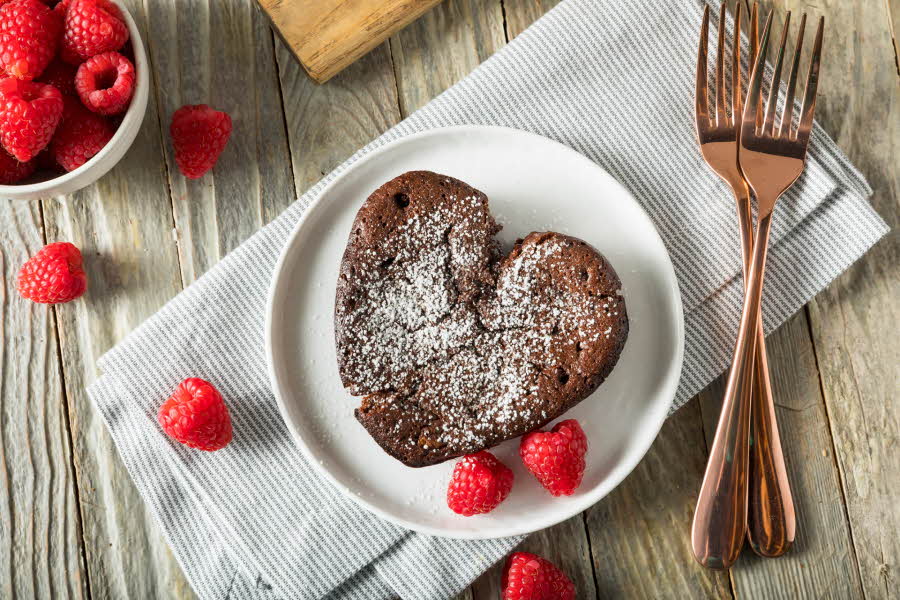 Hjerteformet brownie med melisstrøssel med bringebær rundt